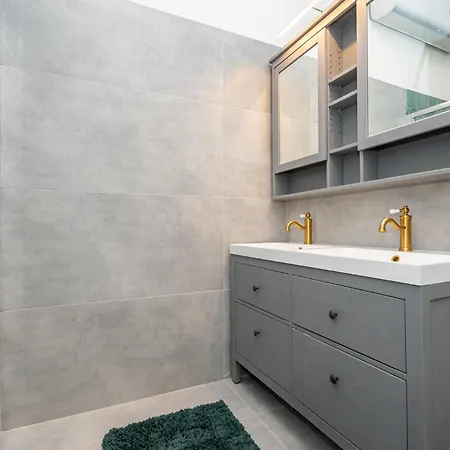 Pollack One Bedroom Apartment *