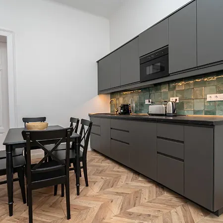 Pollack One Bedroom דירה *